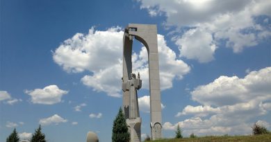 Паметник на фона на облачно небе