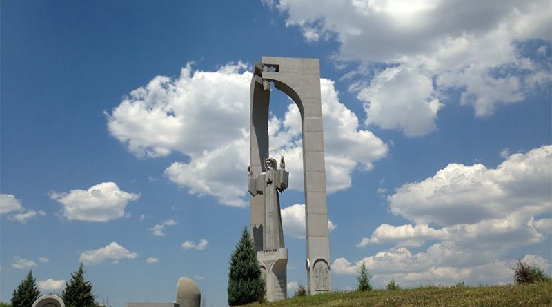Паметник на фона на облачно небе