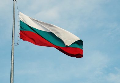 Развято българско знаме на фона на небето