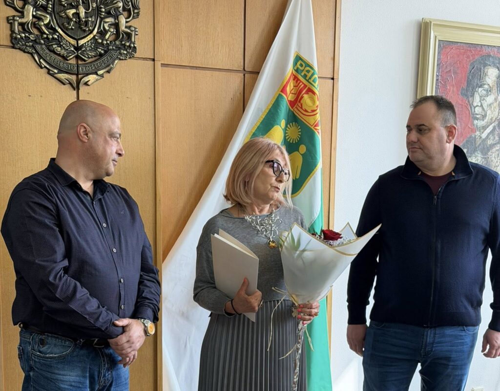 Хора в официално облекло на тържествено събитие