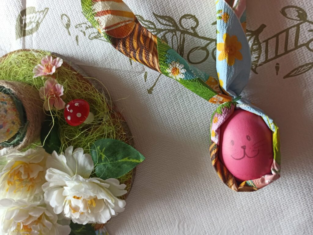 Великденска украса с боядисани яйца и цветя