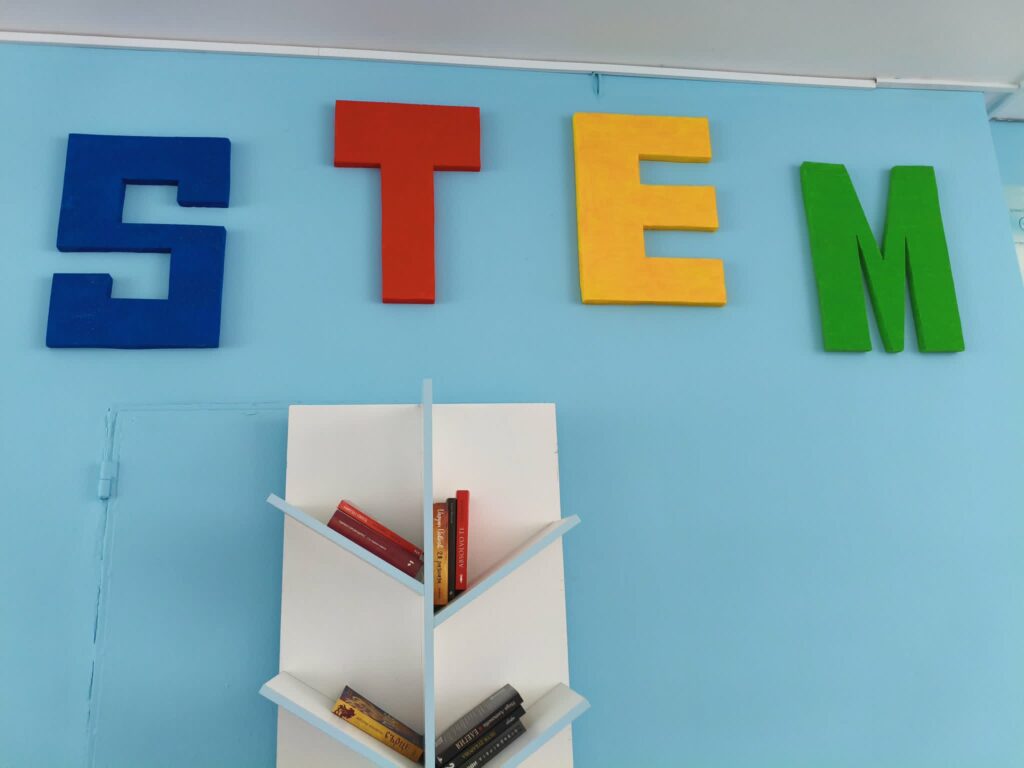 Дървени букви „STEM“ и моливи