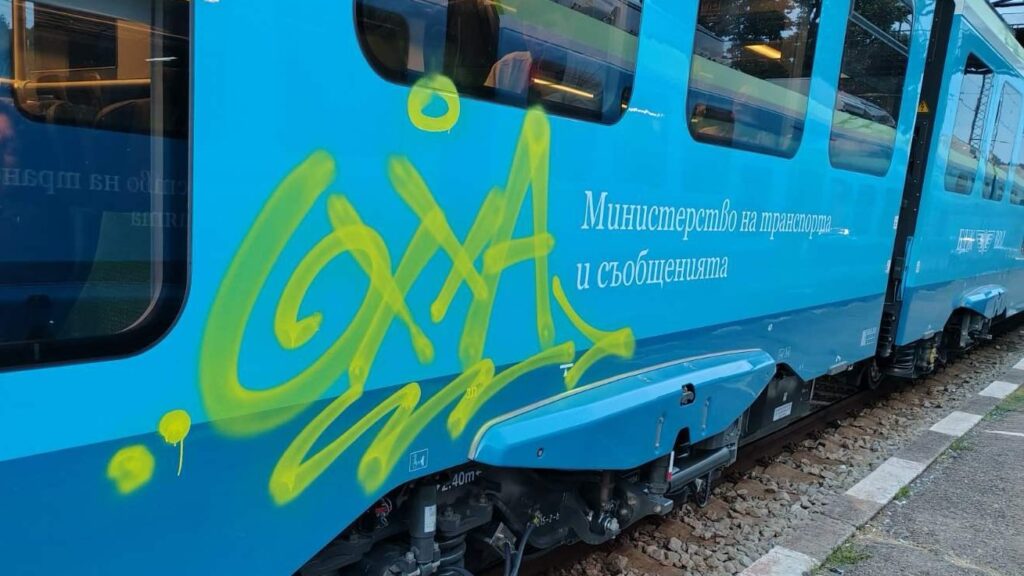 Вагон на мотриса, изрисуван с графити