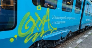 Нова мотриса „Шкода“ беше обрисувана със спрей на гара Благоевград