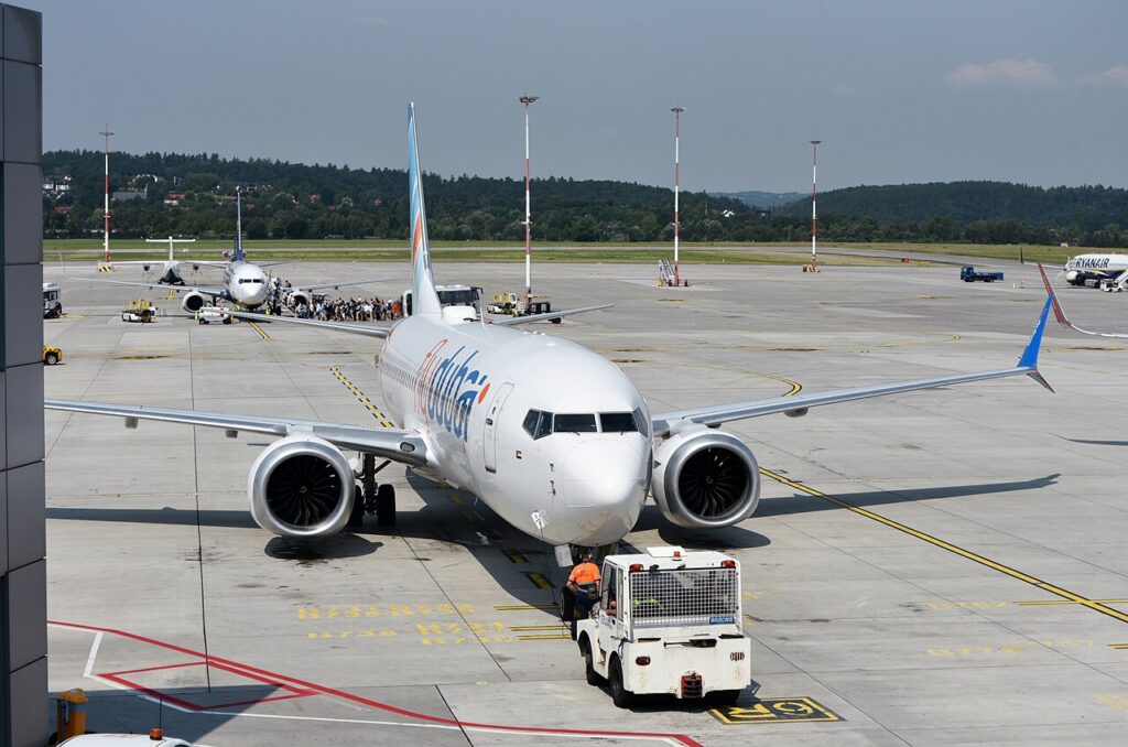 Пътнически самолет Boeing 737 на авиокомпания Flydubai на летището в Краков