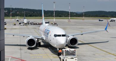 Пътнически самолет Boeing 737 на авиокомпания Flydubai на летището в Краков