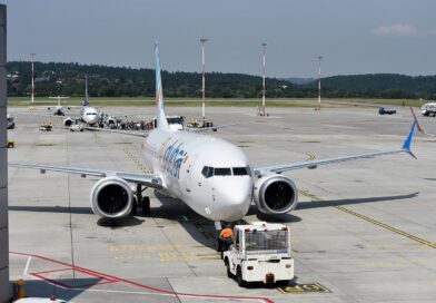 Пътнически самолет Boeing 737 на авиокомпания Flydubai на летището в Краков