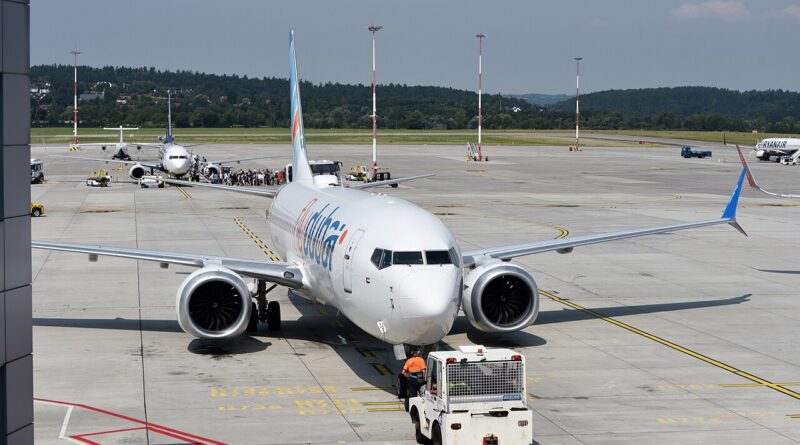 Пътнически самолет Boeing 737 на авиокомпания Flydubai на летището в Краков