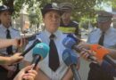 Полицай говори пред микрофони на журналисти