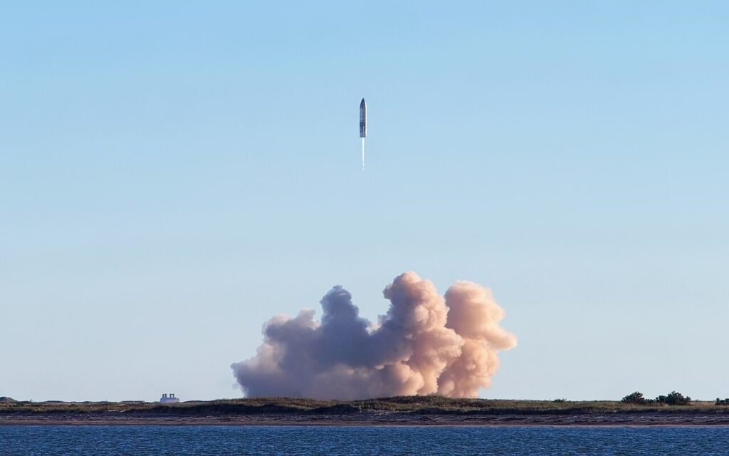 Старт на прототип на ракетата Starship на SpaceX, заснет от остров Саут Падре, Тексас