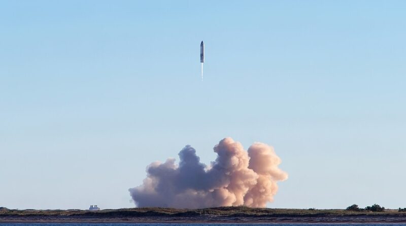 Старт на прототип на ракетата Starship на SpaceX, заснет от остров Саут Падре, Тексас
