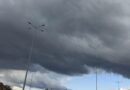 Тъмни дъждовни облаци над улични лампи