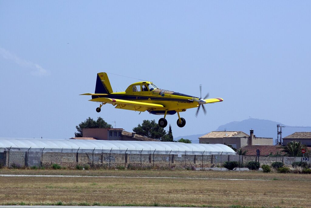 Противопожарен самолет Air Tractor AT-802 при кацане на летище
