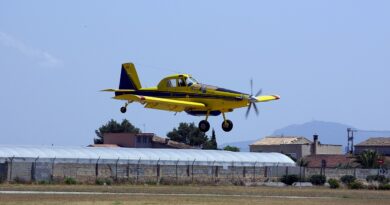 Противопожарен самолет Air Tractor AT-802 при кацане на летище