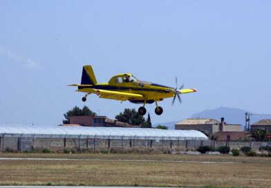 Противопожарен самолет Air Tractor AT-802 при кацане на летище