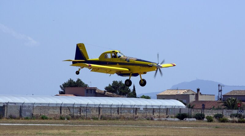 Противопожарен самолет Air Tractor AT-802 при кацане на летище