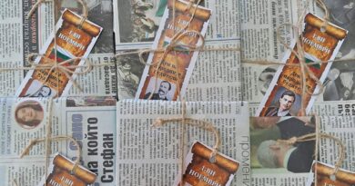 Книги, опаковани като подаръци за Деня на народните будители в библиотеката в Раднево