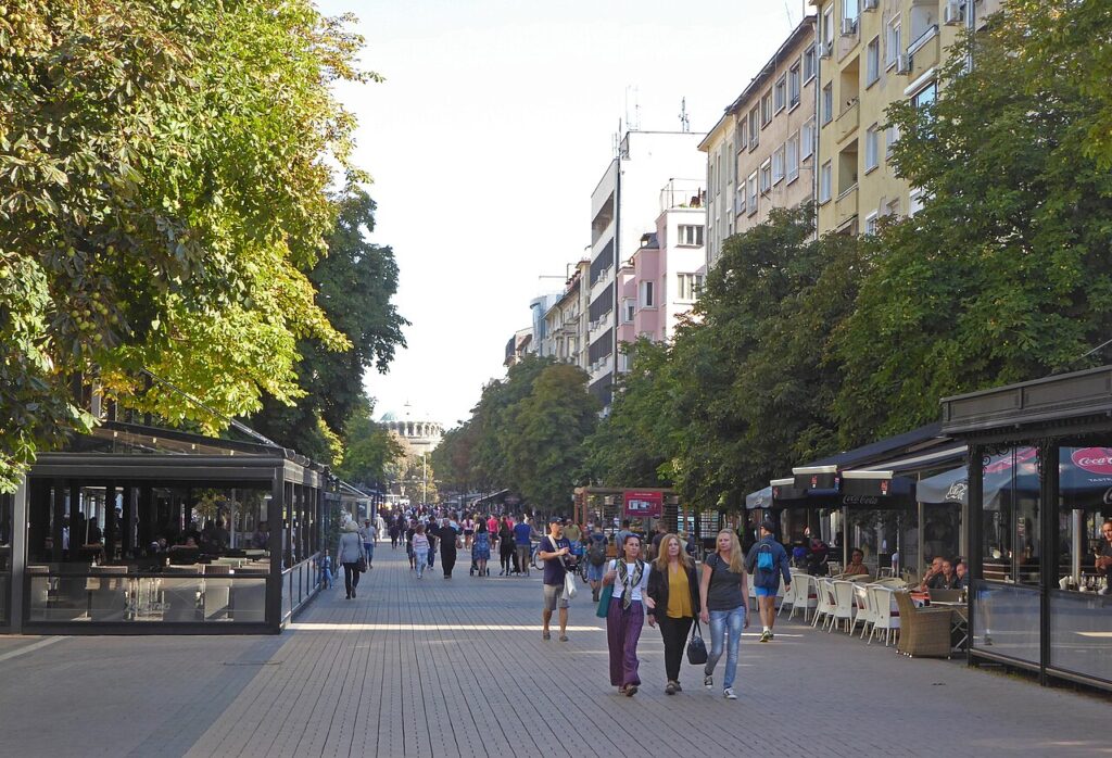 Хора по булевард „Витоша“ в София