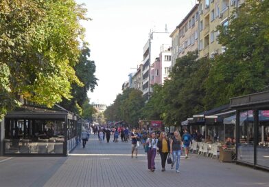 Хора по булевард „Витоша“ в София