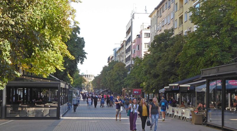 Хора по булевард „Витоша“ в София