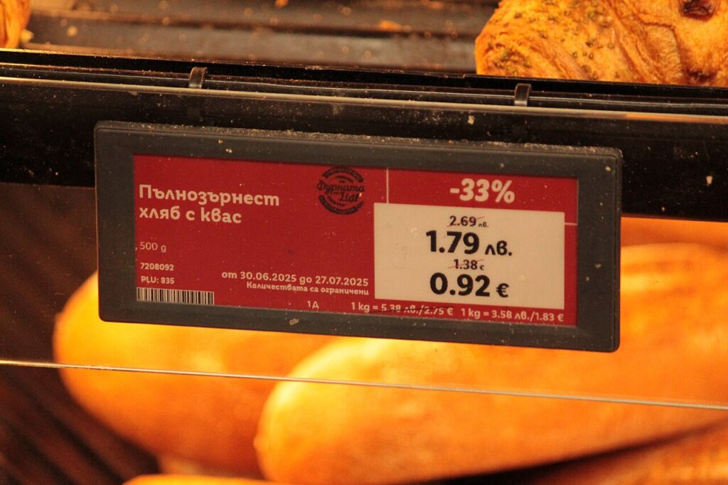 Електронен етикет с цена на пълнозърнест хляб в магазин, в левове и евро