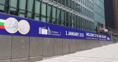 Банер на Европейската комисия за въвеждането на еврото в България с български евро монети