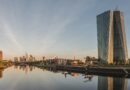 Сградата на Европейската централна банка във Франкфурт на зазоряване