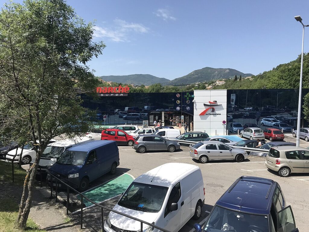 Сградата на супермаркет Intermarché в град Прива, Франция