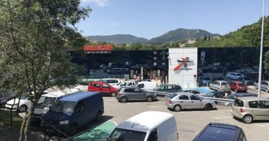 Сградата на супермаркет Intermarché в град Прива, Франция