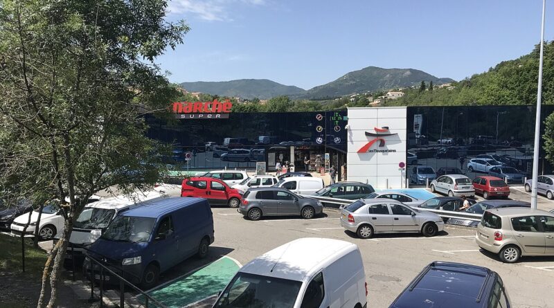 Сградата на супермаркет Intermarché в град Прива, Франция