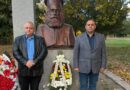 Венец пред паметника на поп Минчо Кънчев в Коларово, община Раднево