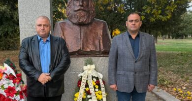Венец пред паметника на поп Минчо Кънчев в Коларово, община Раднево