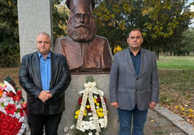 Венец пред паметника на поп Минчо Кънчев в Коларово, община Раднево