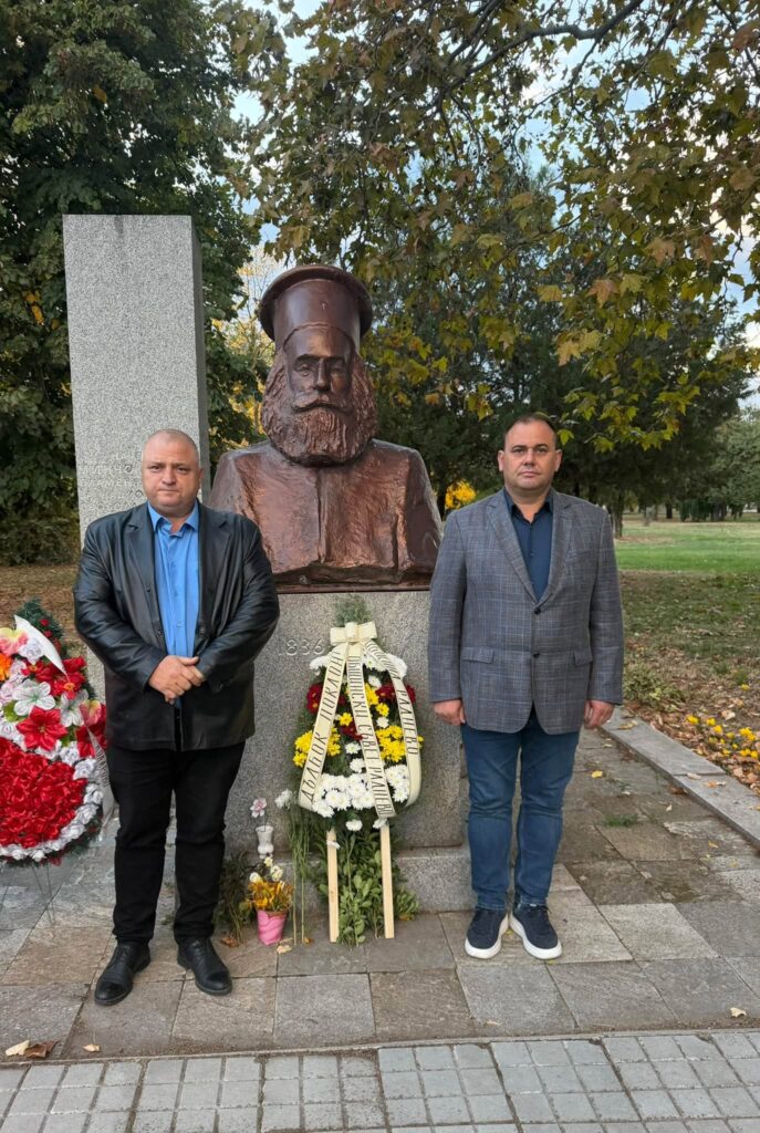 Венец пред паметника на поп Минчо Кънчев в Коларово, община Раднево