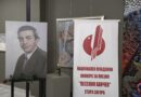 Портрет на поета Веселин Ханчев и банер на Националния младежки конкурс за поезия „Веселин Ханчев“ в Стара Загора