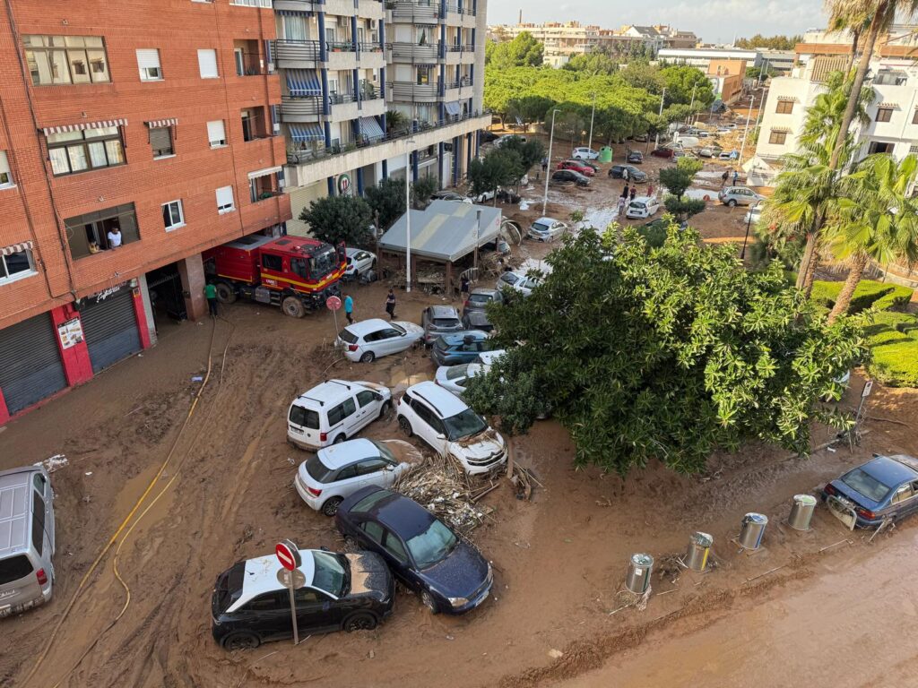 Военни изпомпват вода от наводнена сграда в Катароха, Валенсия, след наводненията през 2024 г.