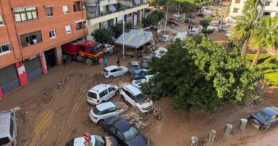 Военни изпомпват вода от наводнена сграда в Катароха, Валенсия, след наводненията през 2024 г.