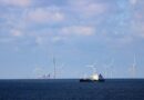 Нефтен танкер плава в открито море