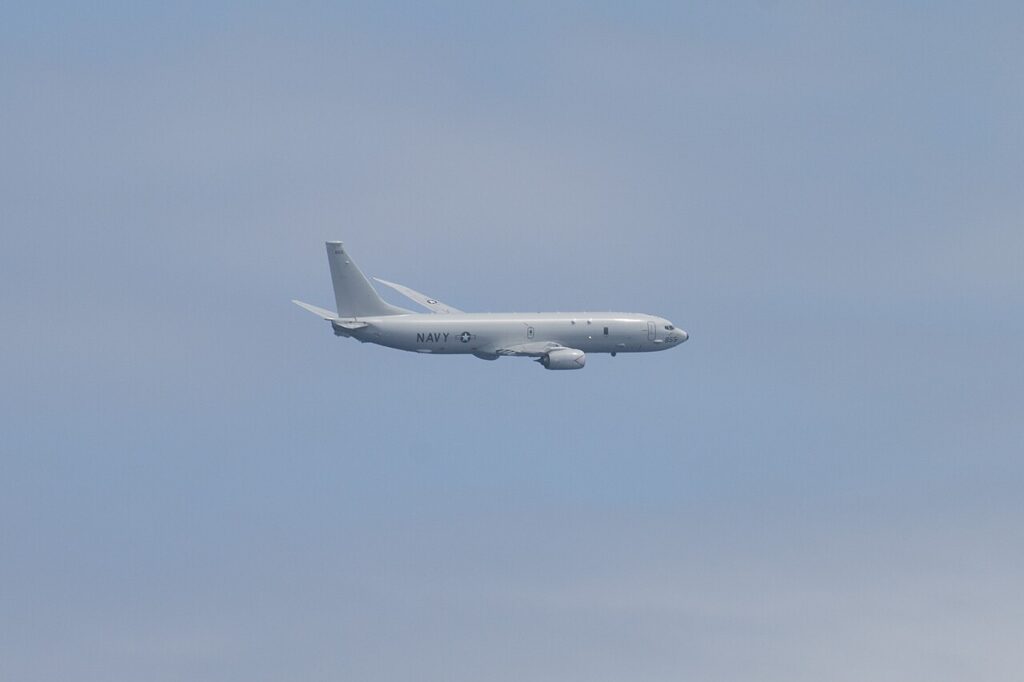 Американски самолет за морско наблюдение P-8A Poseidon лети над Черно море край военен кораб