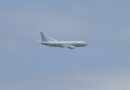 Американски самолет за морско наблюдение P-8A Poseidon лети над Черно море край военен кораб