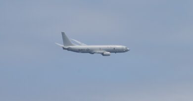 Американски самолет за морско наблюдение P-8A Poseidon лети над Черно море край военен кораб