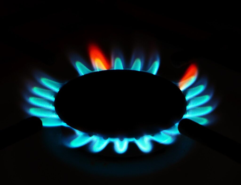 Син пламък от горелка на газов котлон