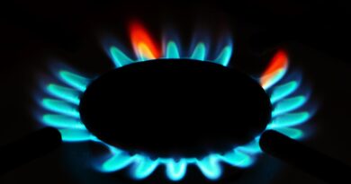 Син пламък от горелка на газов котлон