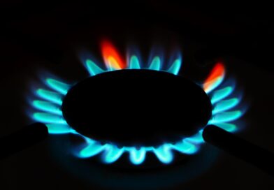 Син пламък от горелка на газов котлон