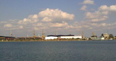 Пристанище Бургас, гледка към кейовете и крановете от морето