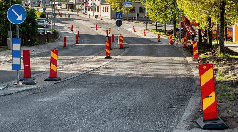 Временни пътни знаци и конуси при асфалтиране на път