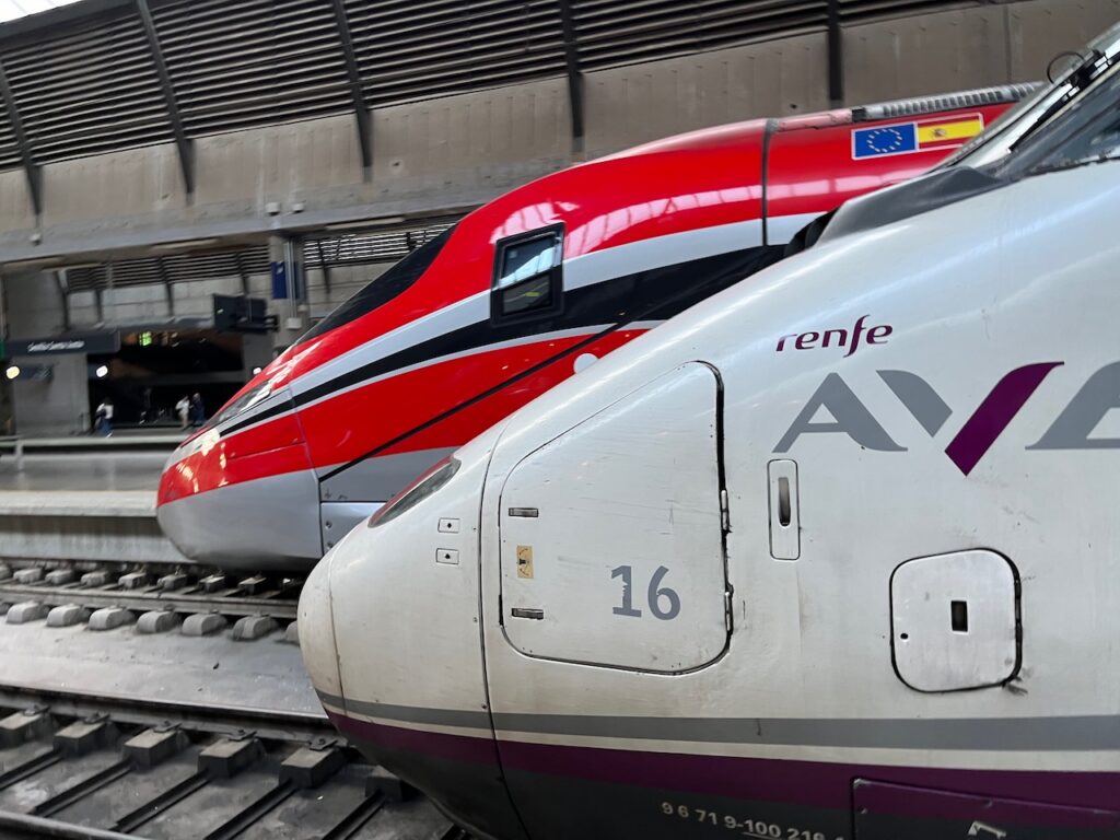 Високоскоростни влакове на Renfe и Iryo на гарата в Севиля