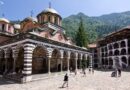 Главната църква и дворът на Рилския манастир