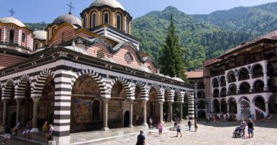 Главната църква и дворът на Рилския манастир