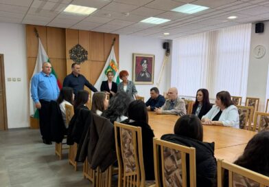 Ученички от СУ „Гео Милев“ бяха мениджъри за един ден в Община Раднево